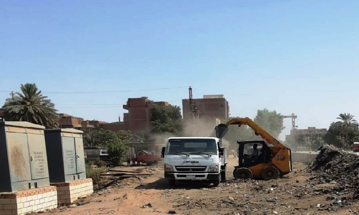 حملات مكثفة بكوم أمبو لإزالة الإشغالات ورفع كفاءة النظافة والإنارة