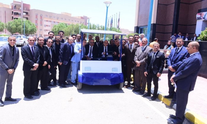 طلاب كلية التكنولوجيا والتعليم بجامعة سوهاج يبتكرون سيارة كهربائية تعمل بالطاقة الشمسية