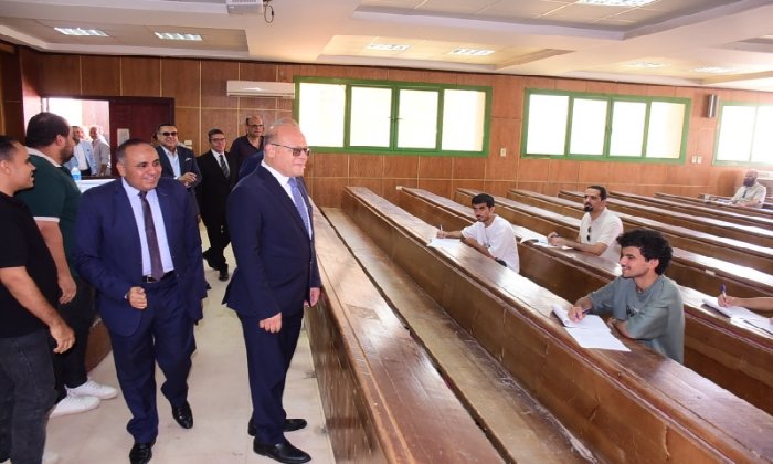 رئيس جامعة سوهاج يتفقد امتحانات الدراسات العليا بكلية التجارة ويطمئن على انتظام اللجان