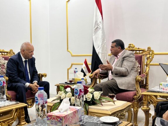 محافظ قنا يستقبل النائب مصطفى بكري.. ورجل أعمال يتبرع بإنشاء مستشفى متكامل لعلاج الأورام بأبوتشت بتكلفة 750 مليون جنيه