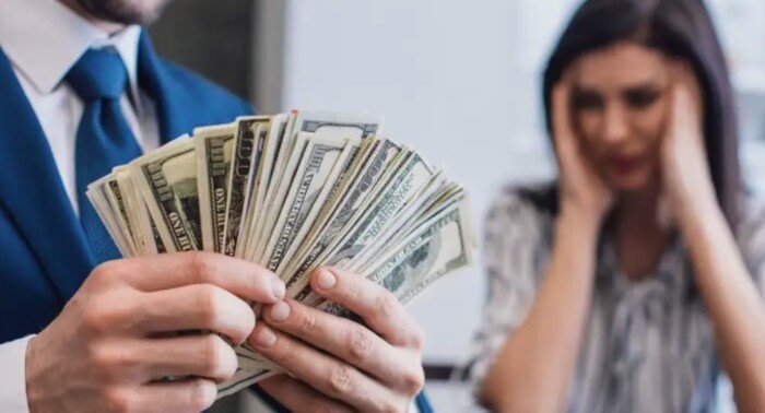 هل يجوز للزوجة أن تأخذ من مال زوجها دون إذنه إذا كان مسرفًا؟.. أمين الفتوى يوضح