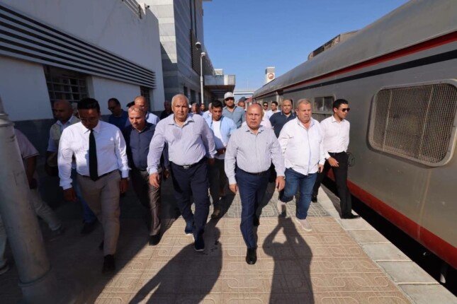 وزير النقل يتفقد محطتى السكة الحديد وأتوبيسات غرب ووسط الدلتا بمطروح