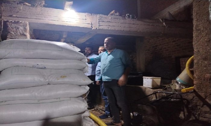 ضبط مصنع عسل أسود مغشوش في نجع حمادي والتحفظ على 7 أطنان سكر