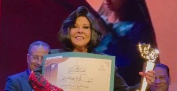إسعاد يونس تعرب عن سعادتها بتكريمها بالقومي للمسرح المصري
