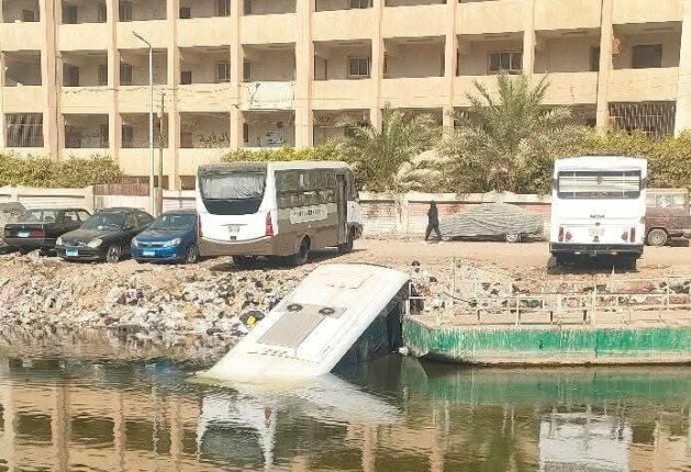 سقوط أتوبيس داخل ترعة الشرقاوية بمنطقة منطي بشبرا الخيمة دون إصابات