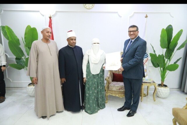 محافظ قنا يكرم أوائل المعاهد الأزهرية ويشيد بتفوقهم