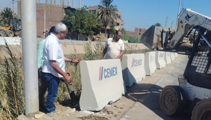 تفاديا لوقوع حوادث.. تركيب صدادات وحواجز خرسانية على جانبي ترعة أسيوط