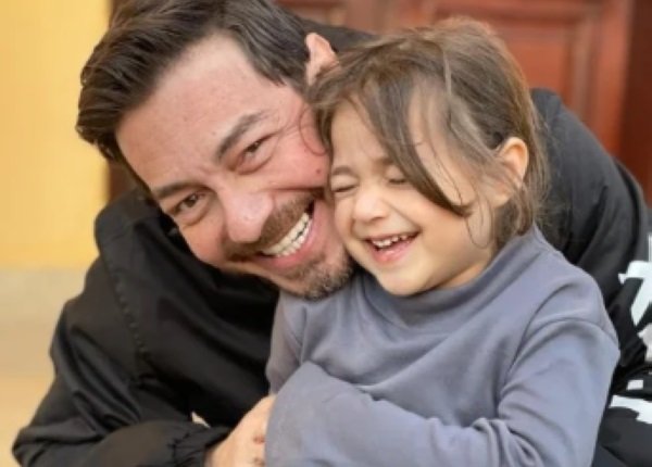 أحمد زاهر يروي معاناة ابنته نور مع الغدة الدرقية: «أنا اللي ورّثتها ده»