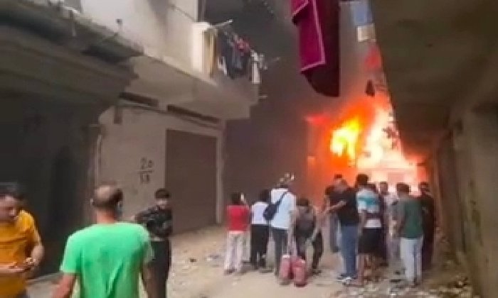 حريق يلتهم مخزن أخشاب بمنطقة الفلكي شرق الإسكندرية.. و الدفع بسيارات الإطفاء للسيطرة على النيران