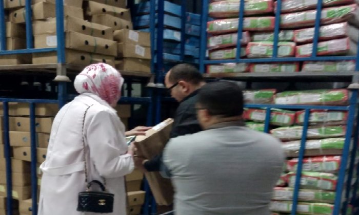 ضبط 3.3 طن لحوم ودواجن مجهولة المصدر داخل منشأة لتصنيع المجمدات في الشرقية