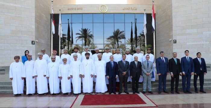 وزير العدل يبحث سبل التعاون مع وفد قضائي من سلطنة عُمان