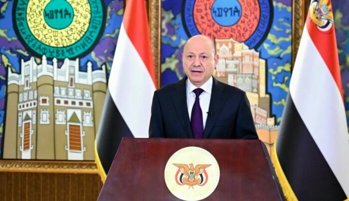 رئيس مجلس القيادة اليمني: لن نسمح باختراق أجوائنا أو مطاراتنا