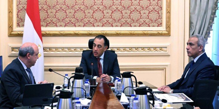مدبولي يستعرض الموقف التنفيذي لمشروع مبني الركاب 4 بمطار القاهرة