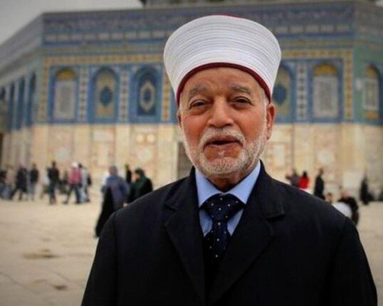 لمدة أسبوع.. الاحتلال الإسرائيلي يبعد مفتي القدس والديار الفلسطينية عن المسجد الأقصى