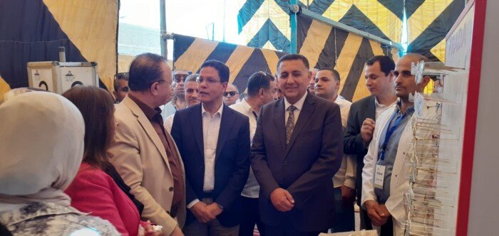 محافظ القليوبية ورئيس جامعة بنها يتفقدان القافلة التنموية الشاملة بقرية طحلة