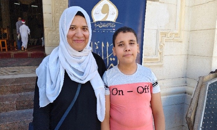 «يوسف» طفل سكندري يحلم بمنصة التتويج في «دولة التلاوة».. ووالدته: القرآن أهم له من أي مادة دراسية