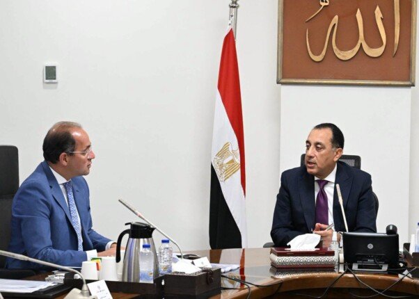 رئيس الوزراء يُتابع مع وزير المالية الأداء الختامي لموازنة 2025/2026