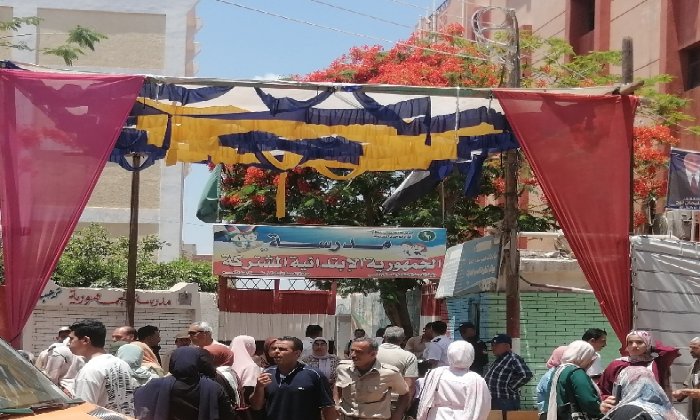 «صعب ويحله زويل».. آراء طلاب الثانوية العامة بالشرقية بعد امتحانَ الكيمياء