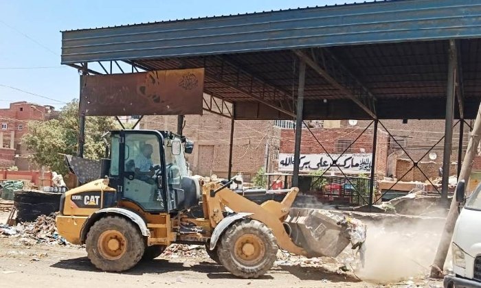 محافظ أسوان يوجه بتكثيف حملات النظافة.. ورفع 288 طن مخلفات بالعاصمة