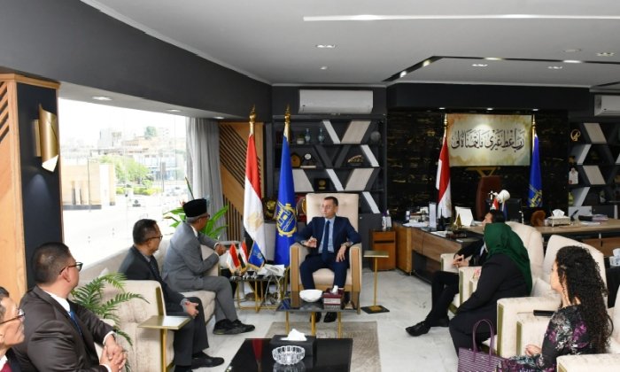 محافظ أسوان يبحث مع سفير إندونيسيا تعزيز التعاون وإقامة توأمة بين الجانبين