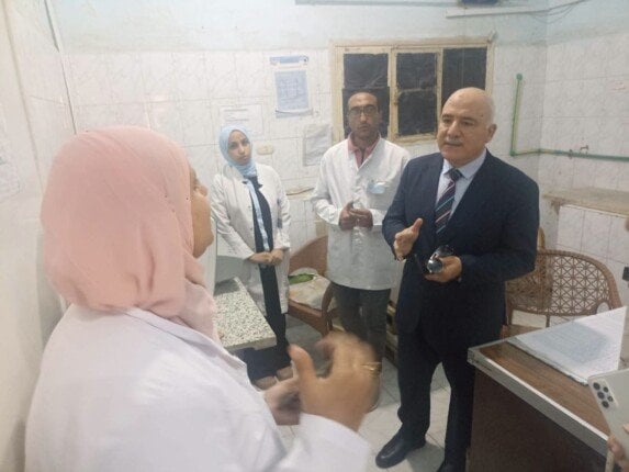 واصل عمله رغم مرضه.. مدير «صحة القليوبية» يكرّم طبيب الرعاية المركزة بمستشفى بهتيم