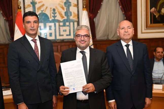 وزير الصناعة ومحافظ القاهرة يسلمان 40 عقد تقنين أوضاع لمصانع وورش بـ شق الثعبان