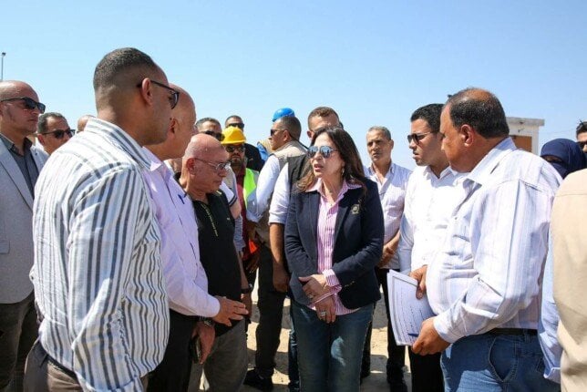 وزيرة الإسكان تتفقد محطة معالجة الصرف الصحي بمدينة مرسى مطروح
