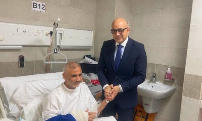 قنصل مصر بالكويت يطمئن على المواطن المصاب إثر استهداف منصة نفطية