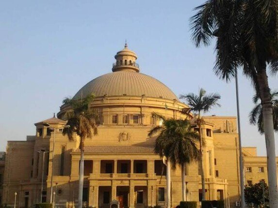 جامعة القاهرة تقدم منحا دراسية لأوائل الثانوية العامة