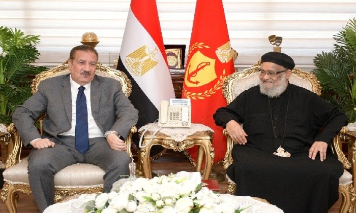 محافظ بورسعيد يلتقي وفد الكنيسة برئاسة الأنبا بولا ويؤكد أهمية دور العبادة في ترسيخ قيم المحبة والتسامح