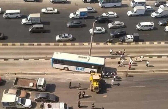 خروج أتوبيس ترددي عن مساره بالخصوص لتفادي أسرة تعبر الطريق.. والشركة: لا إصابات