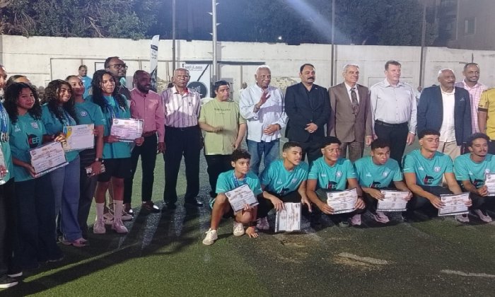 رئيس جامعة أسوان يُكرّم أبطال السباحة وكرة القدم والبراعم ويؤكد دعم المواهب الرياضية
