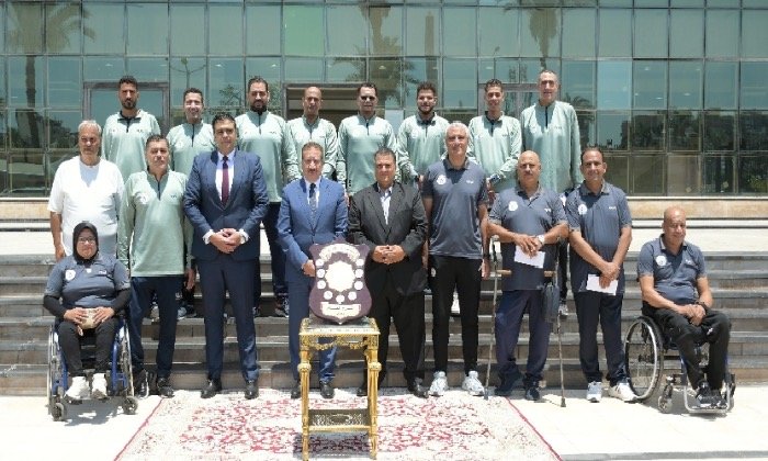 محافظ بورسعيد يكرم أبطال نادي الحرية لذوي الهمم بعد التتويج ببطولة الدوري الممتاز للكرة الطائرة جلوس