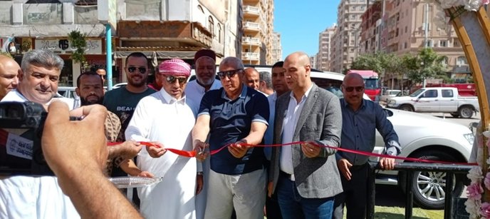 محافظ مطروح يفتتح سوق اليوم الواحد بمنطقة زاهر جلال وسط إقبال كثيف من المواطنين