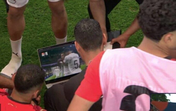 طارق سليمان يكشف سر استخدام «اللاب توب» قبل ركلات الترجيح أمام أستراليا في كأس العالم