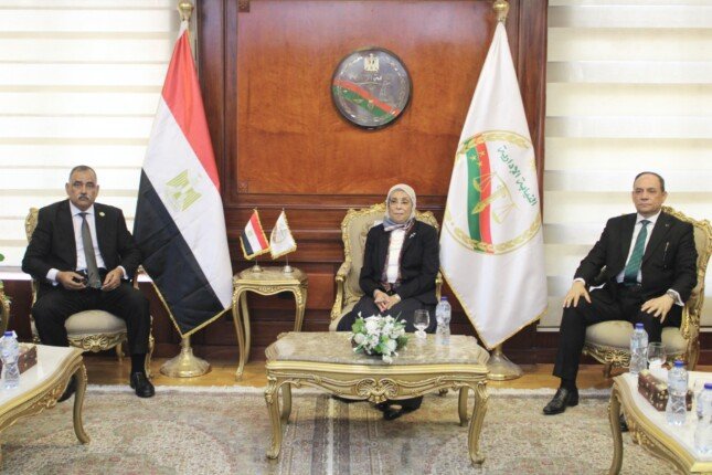 رئيسة النيابة الإدارية تستقبل مجلس نادي المستشارين للتهنئة بتوليها رئاسة الهيئة