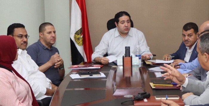 نائب محافظ بنى سويف يستعرض سبل استغلال أراضي أملاك الدولة لإقامة مشروعات تنموية واستثمارية