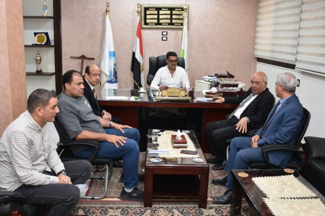 رئيس شركة مياه القليوبية يستعرض موقف ملفات مياه الشرب والصرف الصحي وخطط تحسين الخدمات