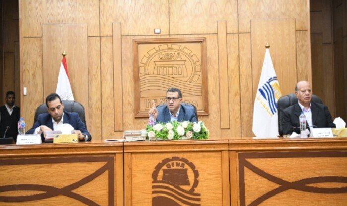محافظ قنا: حظر إصدار تراخيص مؤقتة خارج الحيز العمراني