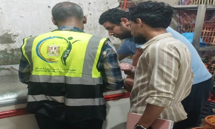 ضبط 130 كيلو أغذية فاسدة و40 لتر زيت غير صالح خلال حملات مكثفة بأسوان