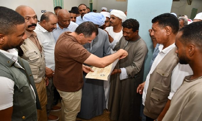 محافظ أسوان يعقد لقاءً جماهيرياً مع أهالي قرية العدوة بإدفو ويؤكد: المواطن محور خطط التنمية
