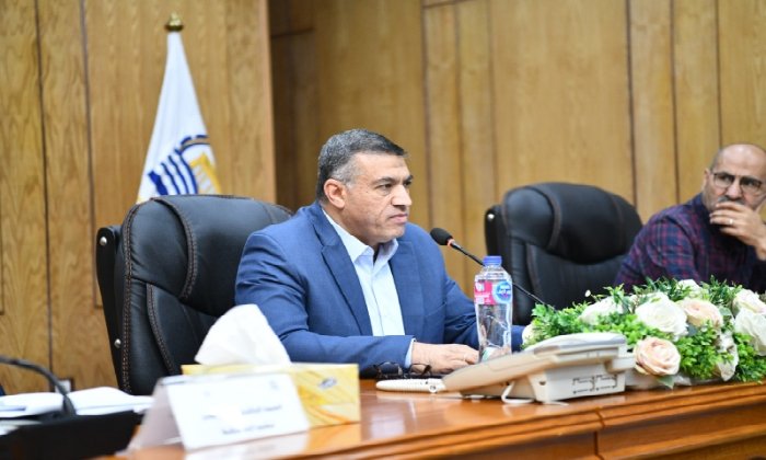 لحمايتهم من ضربات الشمس.. محافظ قنا يوجه بتنظيم مواعيد عمل عمال النظافة