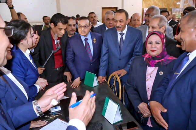 محافظ سوهاج يدشن فعاليات ملتقى التوظيف لتوفير 2400 فرصة عمل للشباب