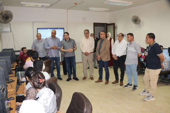 نائب محافظ بني سويف يتفقد انتظام الدورات التدريبية للعاملين في مجالات التحول الرقمي والذكاء الاصطناعي