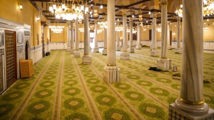 افتتاح مسجد الحسين اليوم.. كواليس فرش صحن الجامع بالسجاد (صور)