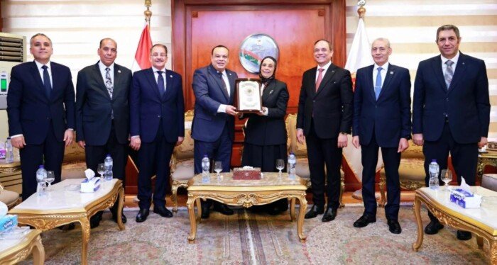 المستشار حازم بدوي يهنئ رئيسة «النيابة الإدارية» بتولي مهام منصبها الجديد