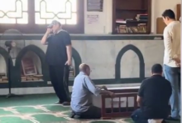 بعد 20 عاماً من تعاونهم في «حضرة المتهم أبي».. مدحت تيخا يودع أحمد جلال عبد القوى بالدموع