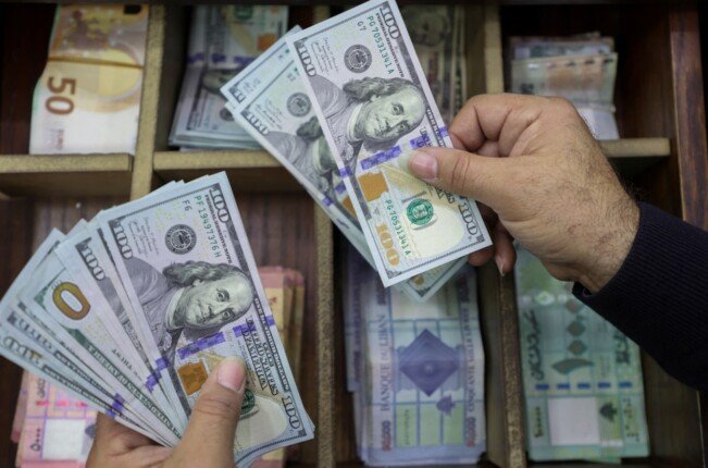 الأجانب يواصلون البيع في أذون الخزانة.. والدولار ينخفض إلى 50.51 جنيه