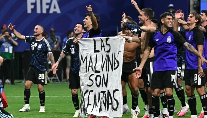 بسبب «جزر فوكلاند».. عقوبة انضباطية من «فيفا» تهدد منتخب الأرجنتين بعد موقعة إنجلترا في كأس العالم