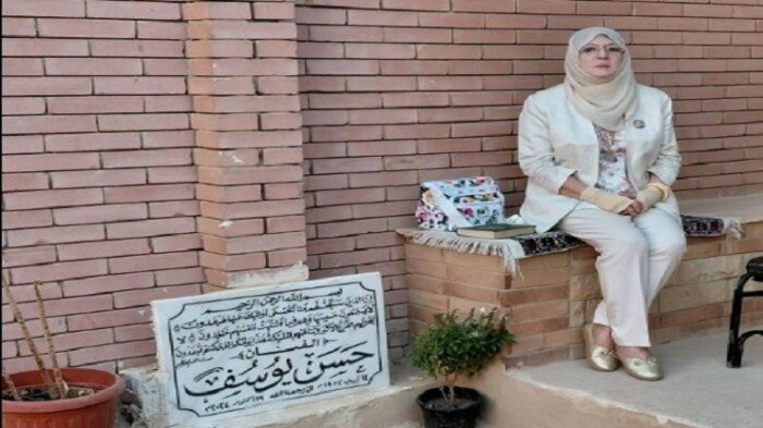 «تعبانة من غيركم».. شمس البارودي تزور قبر نجلها عبد الله وتستعيد ذكريات حسن يوسف| فيديو